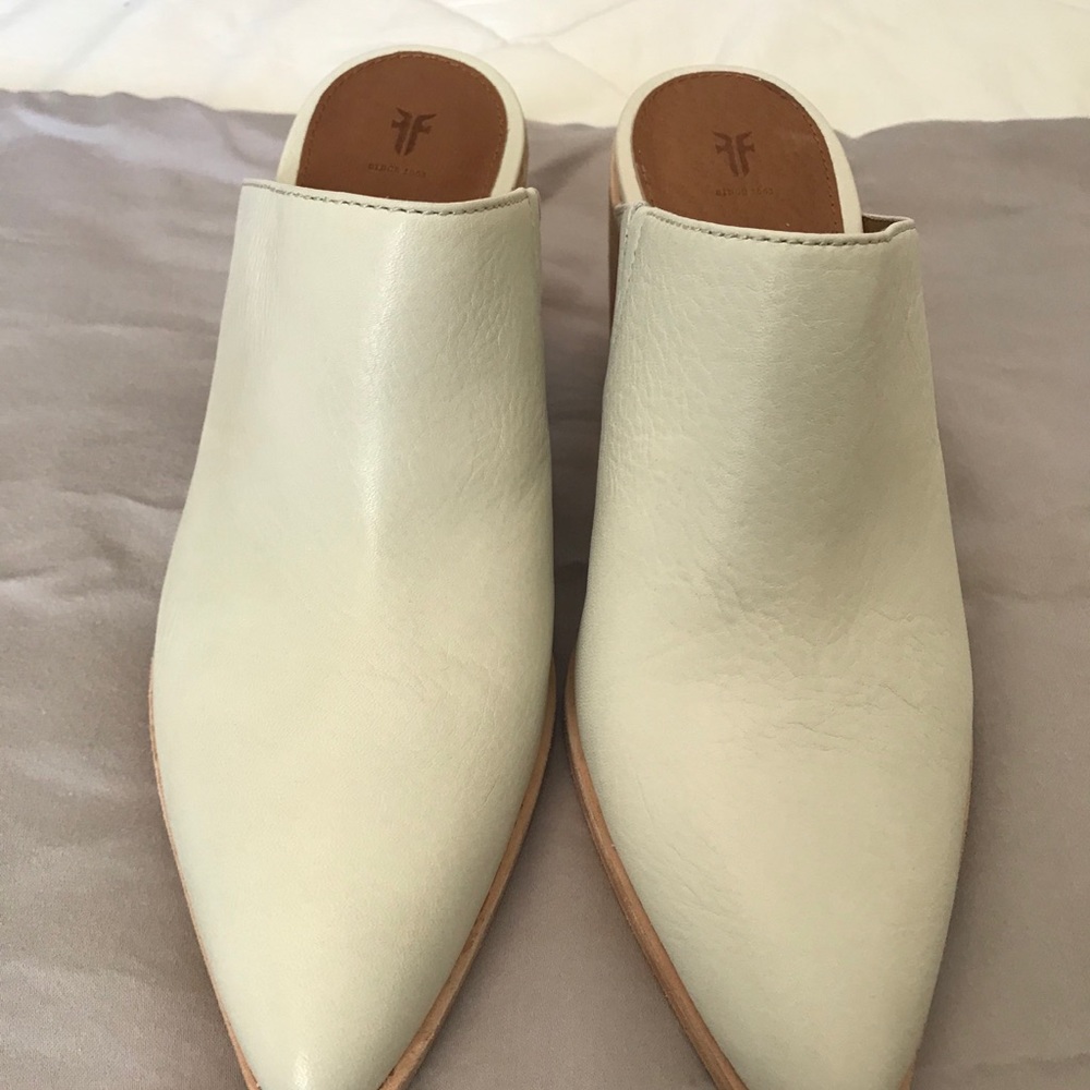 Frye White Flynn Mule